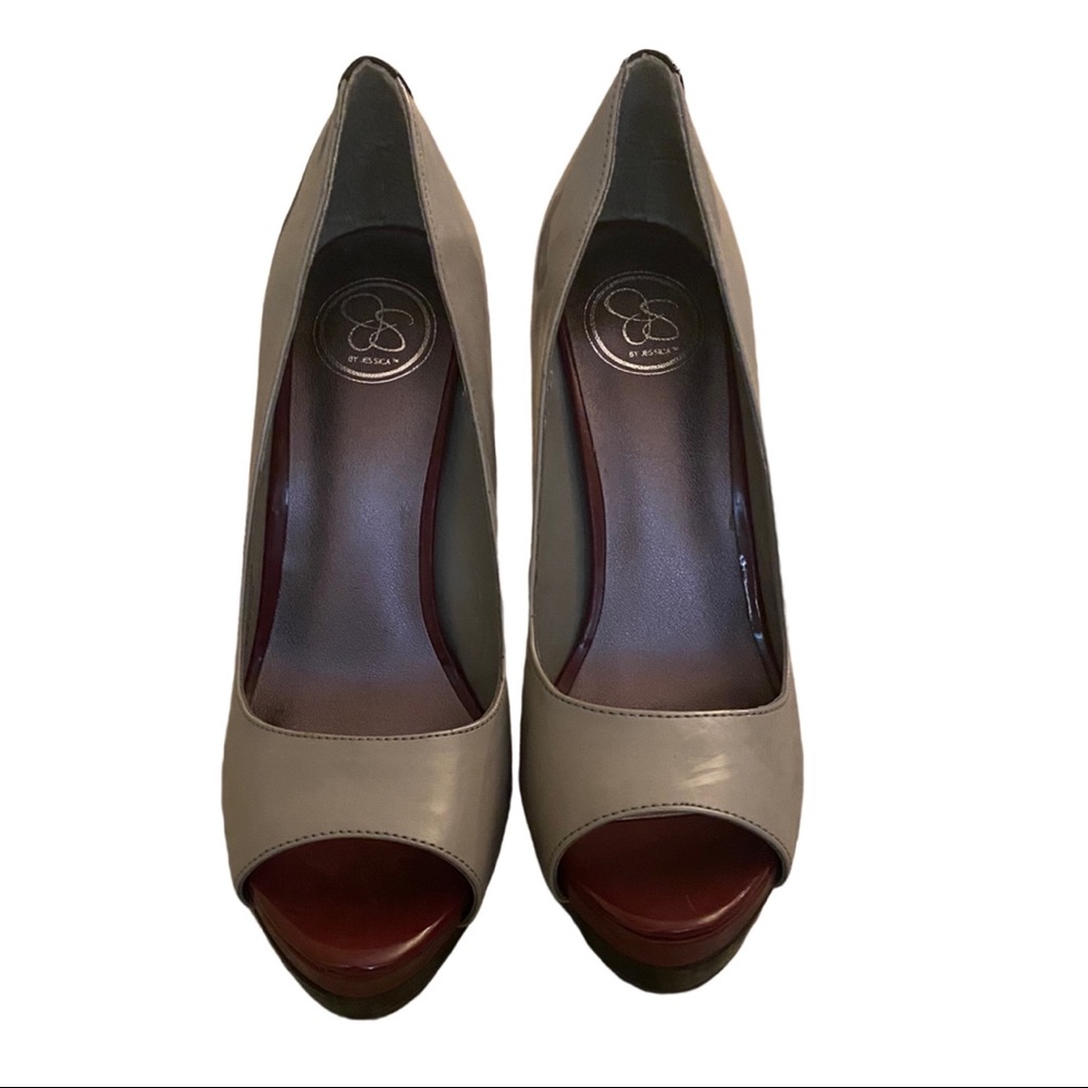 Jessica Simpson heel. Size 8.5. Color taupe.